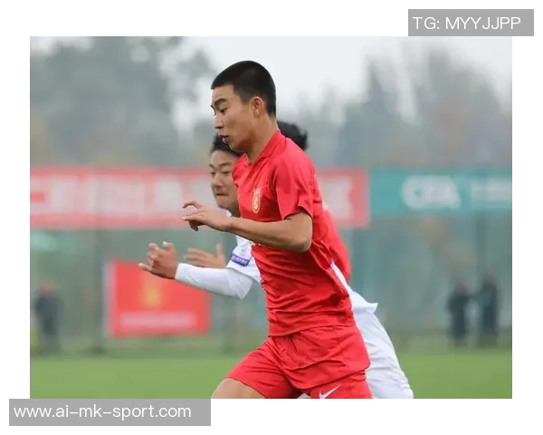 青岛足球新星陈龙崭露头角助力球队争夺荣誉与梦想